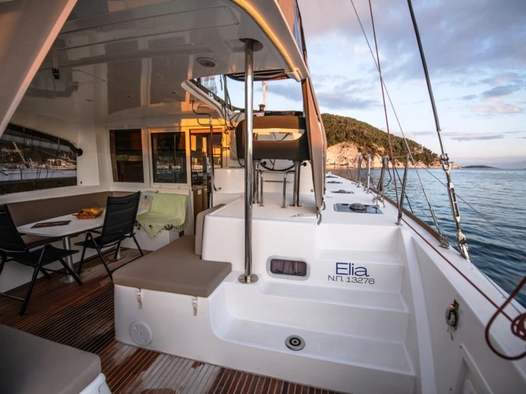 Wynajem Katamaran Lagoon z patentem 