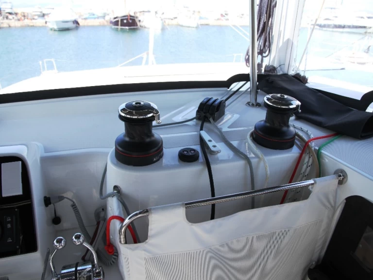 Lagoon Lagoon 42 między profesjonalistami a osobami prywatnymi w Kos