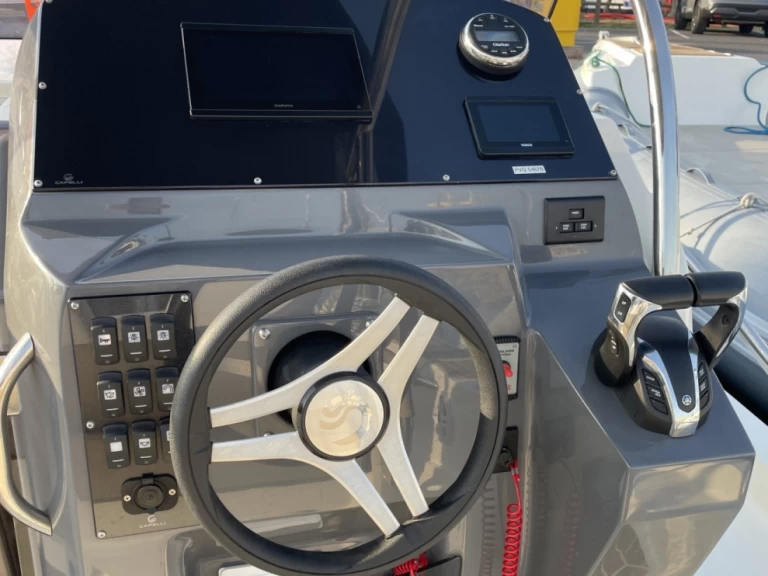 Wynajem Łódż półsztywna Capelli z patentem 