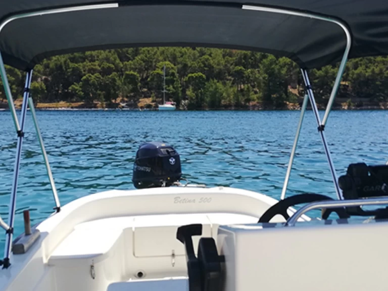 Motorówka do wynajmu w Milna w najlepszej cenie