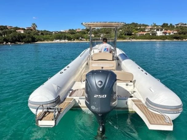 Wynajmij  Capelli 900 Sun 250 HP w Poltu Quatu