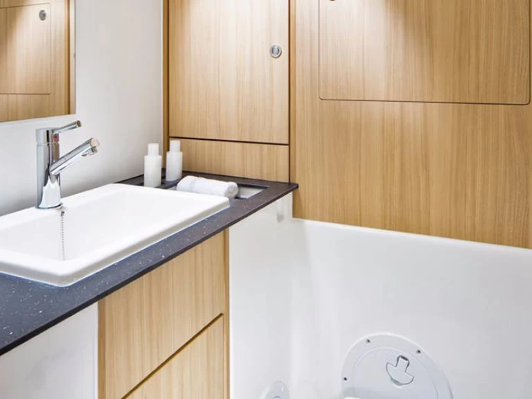 Wynajem Żaglowiec Bavaria z patentem 