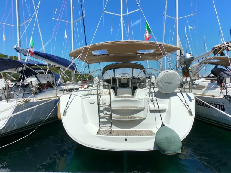 Wynajem Żaglowiec Jeanneau z patentem 