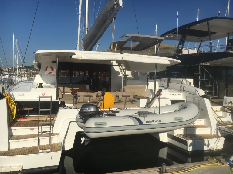Wynajem Katamaran Fountaine Pajot z patentem 