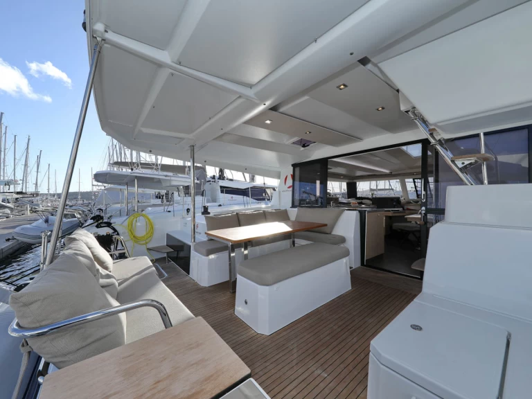 Fountaine Pajot Astrea 42 między profesjonalistami a osobami prywatnymi w Pomer