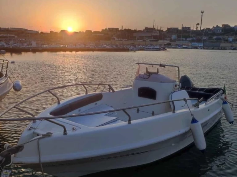 Motorówka do wynajmu w Acitrezza w najlepszej cenie