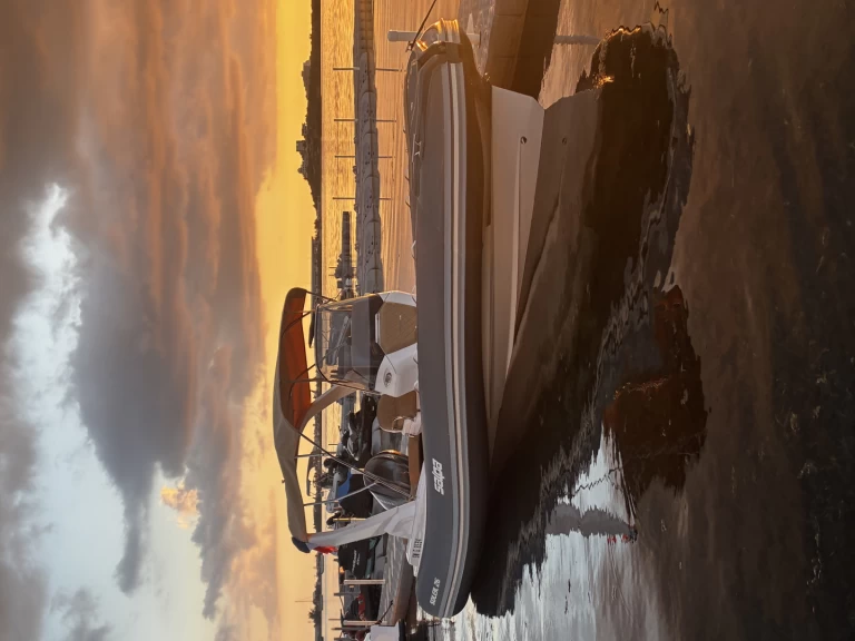 Łódż półsztywna do wynajmu w Marigot w najlepszej cenie