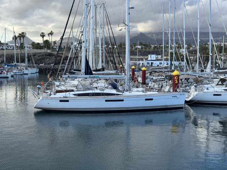 Wynajem Żaglowiec Jeanneau z patentem 