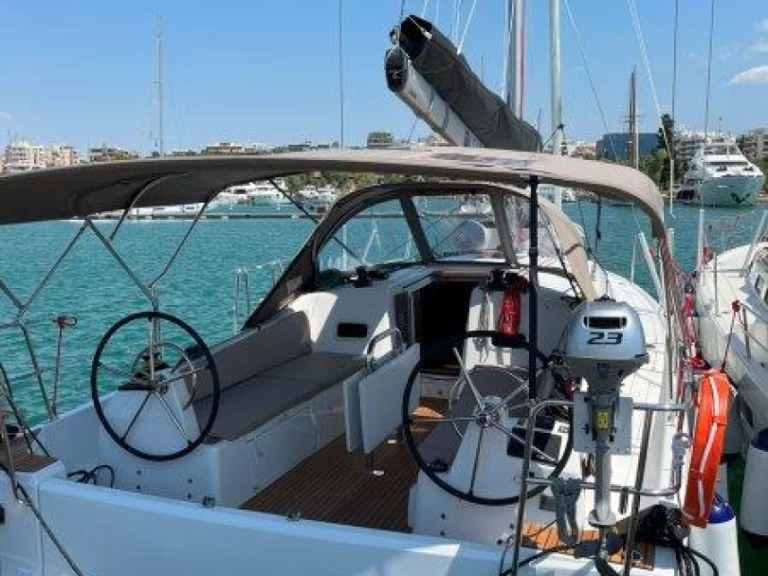 Jeanneau Sun Odyssey 380 między profesjonalistami a osobami prywatnymi w Lavrio