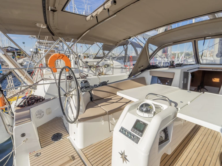 Wynajmij Jeanneau Sun Odyssey 410 w Nea Peramos