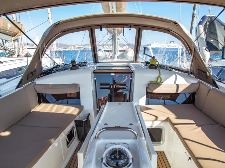 Wynajem Żaglowiec Jeanneau z patentem 