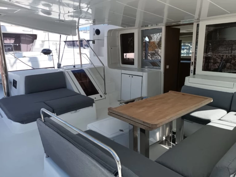 Wynajem Katamaran Lagoon z patentem 