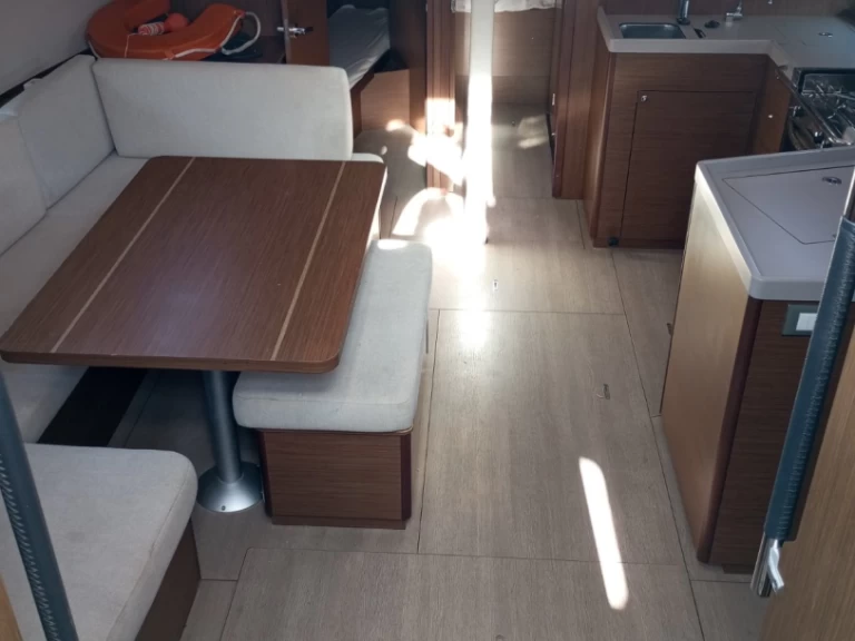 Wynajem Żaglowiec Bénéteau z patentem 