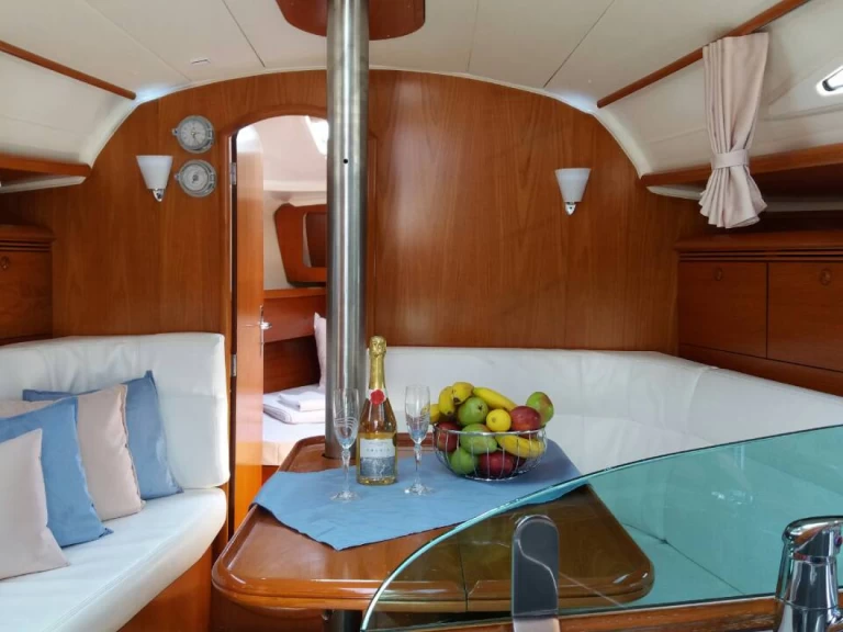 Jeanneau Sun Odyssey 35 między profesjonalistami a osobami prywatnymi w Nea Peramos