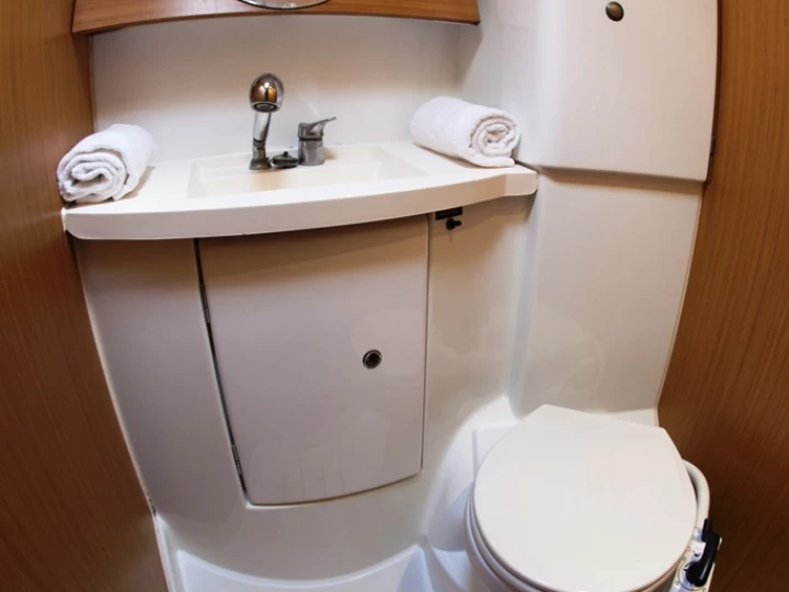 Jeanneau Sun Odyssey 42i między profesjonalistami a osobami prywatnymi w Neo Klima