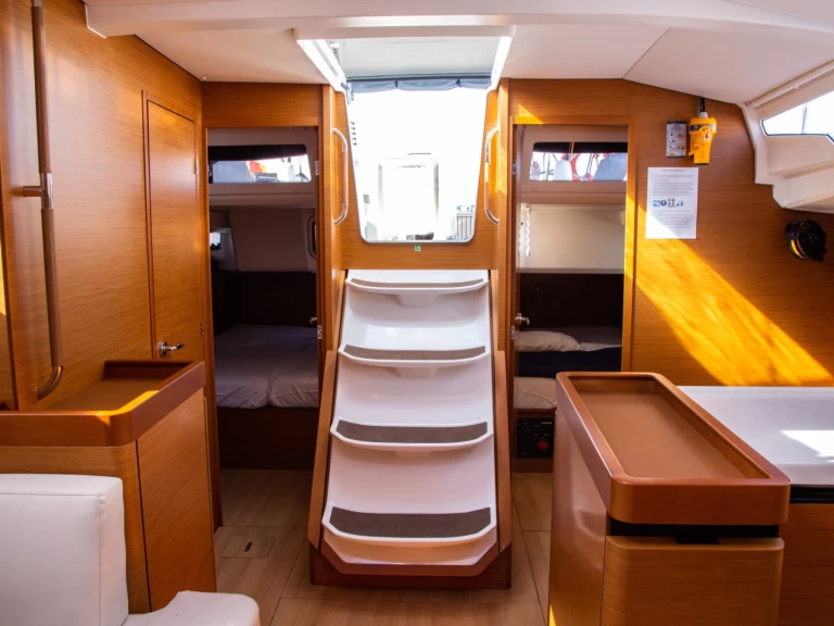 Wynajem Żaglowiec Jeanneau z patentem 