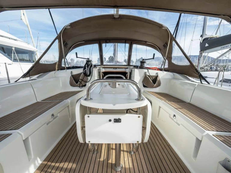 Wynajem Żaglowiec Jeanneau z patentem 