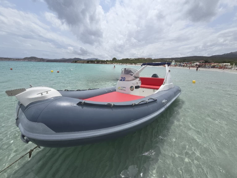 Łódż półsztywna do wynajmu w Cugnana Verde w najlepszej cenie