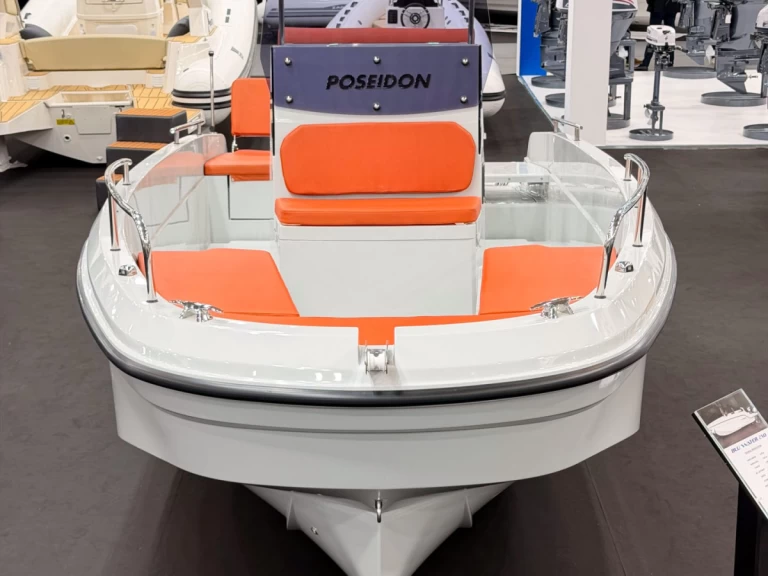 Poseidon Blu Water 210 między profesjonalistami a osobami prywatnymi w Trogir