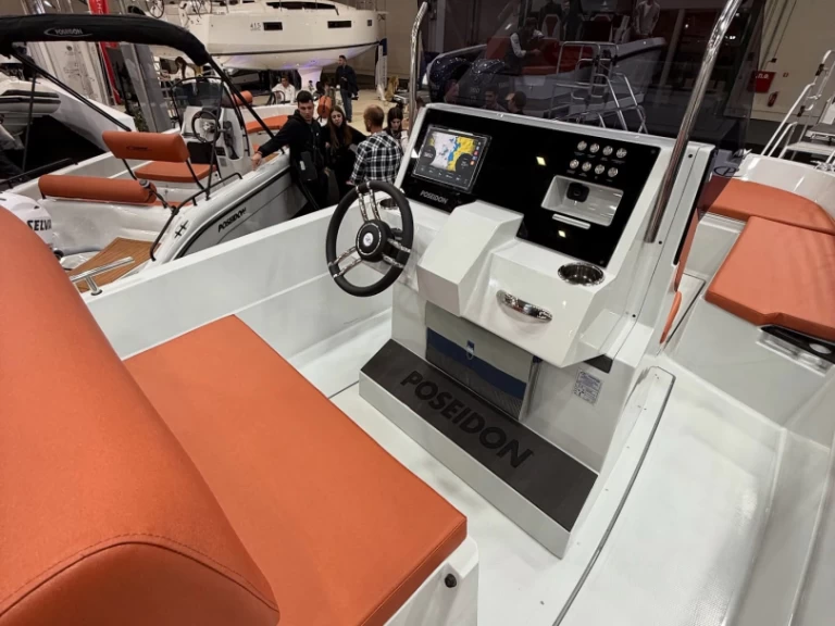 Poseidon Blu Water 210 między profesjonalistami a osobami prywatnymi w Trogir