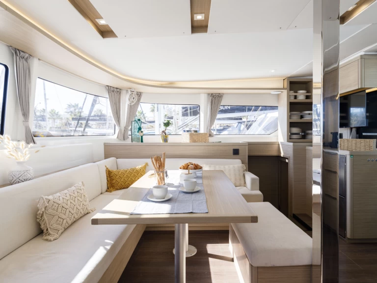 Lagoon Lagoon 46 między profesjonalistami a osobami prywatnymi w Kos