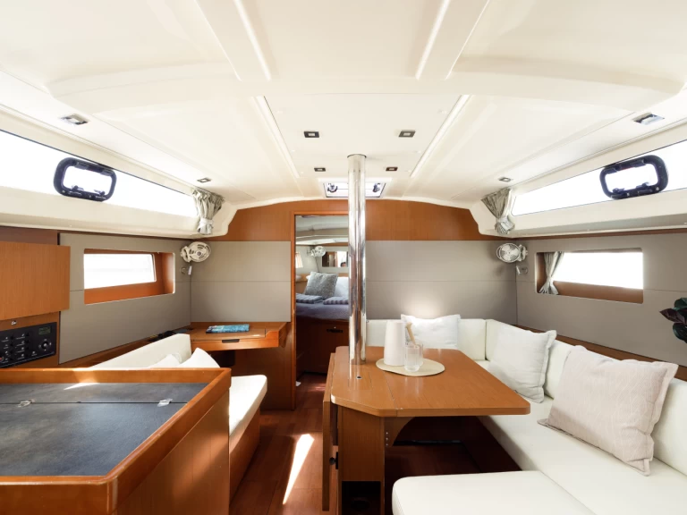 Bénéteau Oceanis 41.1 między profesjonalistami a osobami prywatnymi w Kos