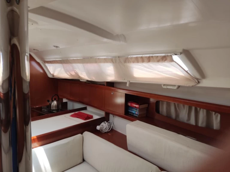 Bénéteau Oceanis 34 między profesjonalistami a osobami prywatnymi w Nea Peramos