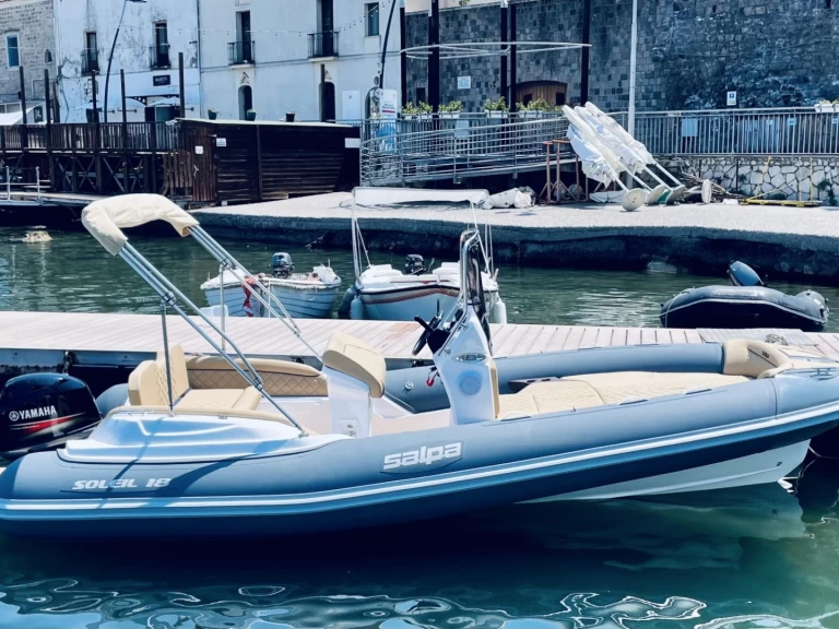 Łódż półsztywna do wynajmu w Sorrento w najlepszej cenie