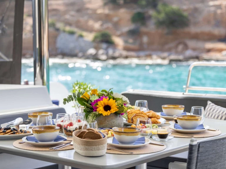 Lagoon QUEEN OF DIAMONDS  między profesjonalistami a osobami prywatnymi w Ateny