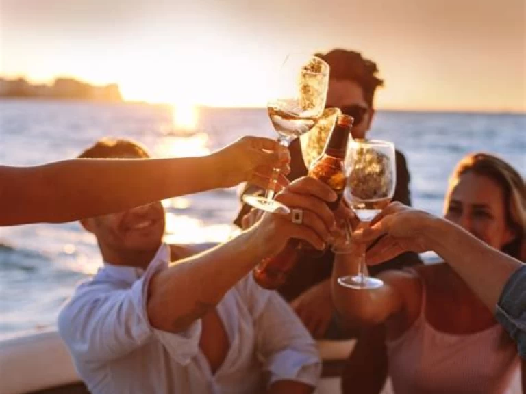 Wynajem Motorówka Jeanneau z patentem 