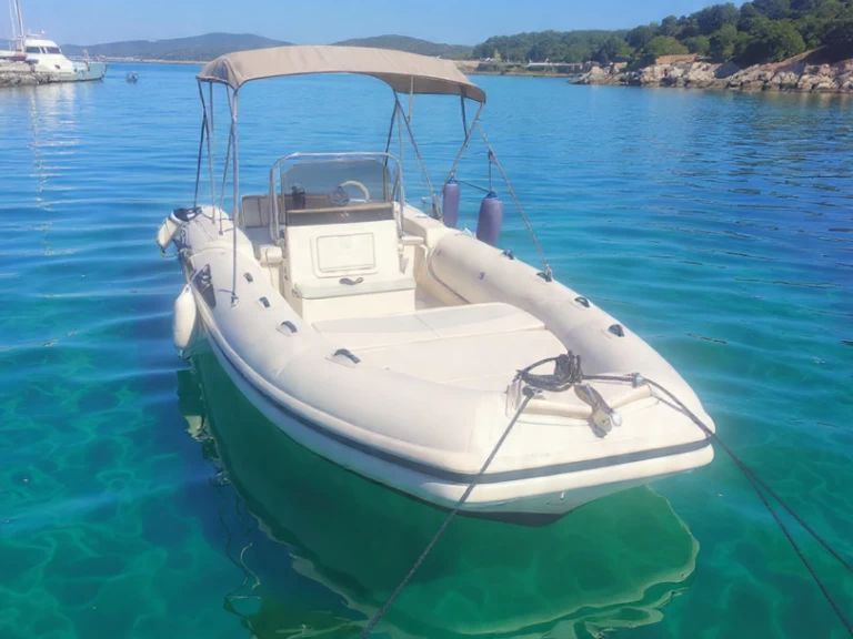 Łódż półsztywna do wynajmu w Włochy w najlepszej cenie