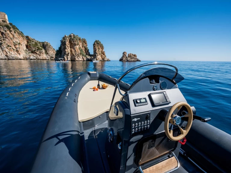 Łódż półsztywna do wynajmu w Castellammare del Golfo w najlepszej cenie