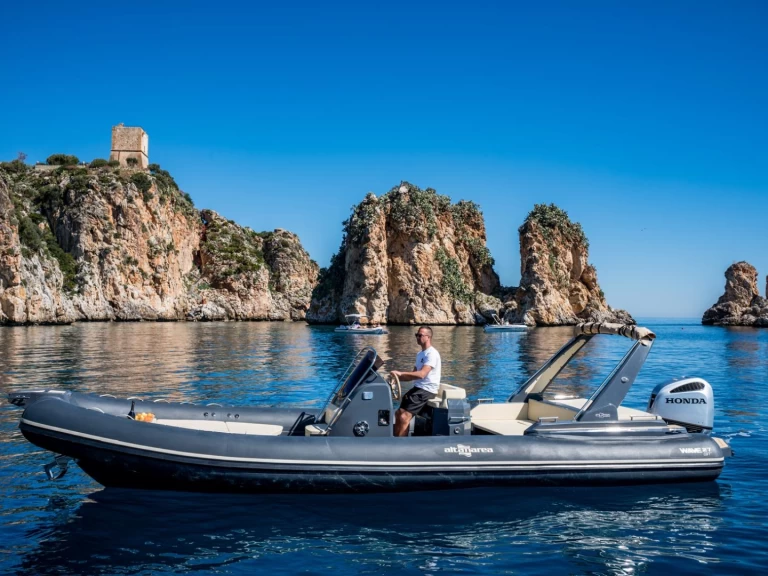 Wynajem Łódż półsztywna Altamarea z patentem 