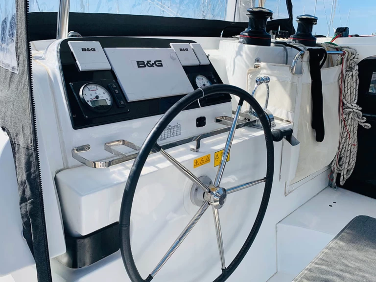 Wynajem Katamaran Lagoon z patentem 