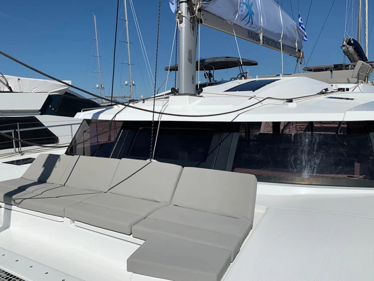 Fountaine Pajot Elba 45 między profesjonalistami a osobami prywatnymi w Alimos