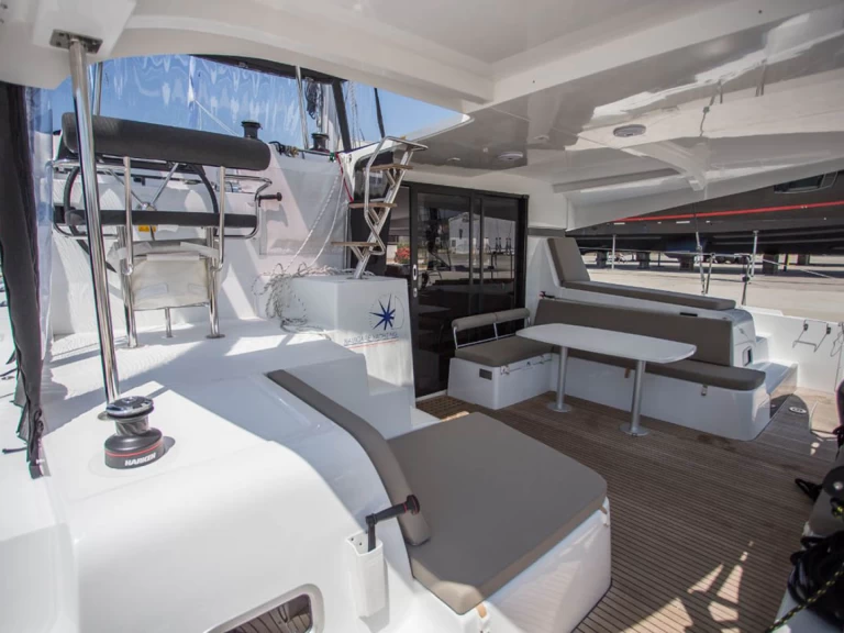 Wynajmij Lagoon Lagoon 42 w Alimos