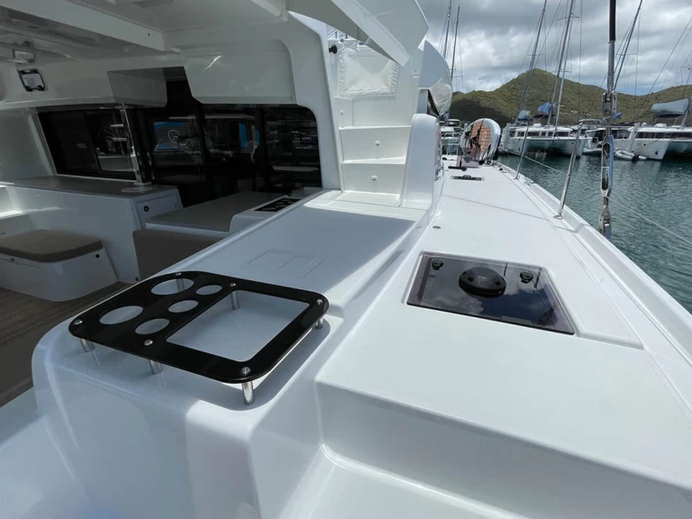 Wynajmij Lagoon Lagoon 46 w Alimos