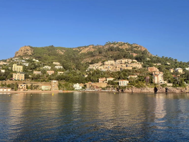 Wynajem Motorówka Jeanneau z patentem 