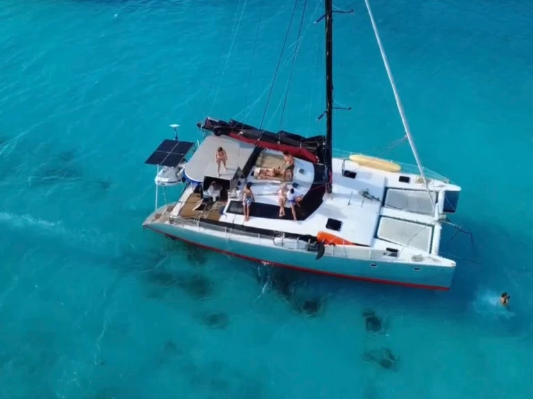 Wynajem Katamaran Lazzi 47 z patentem 