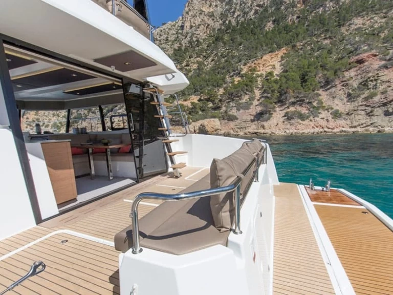 Wynajem Katamaran Fountaine Pajot z patentem 