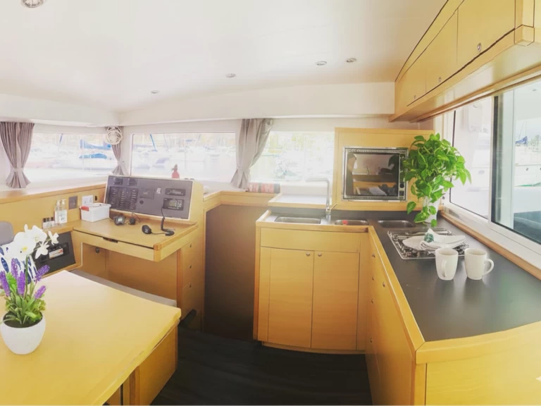 Wynajem Katamaran Lagoon z patentem 