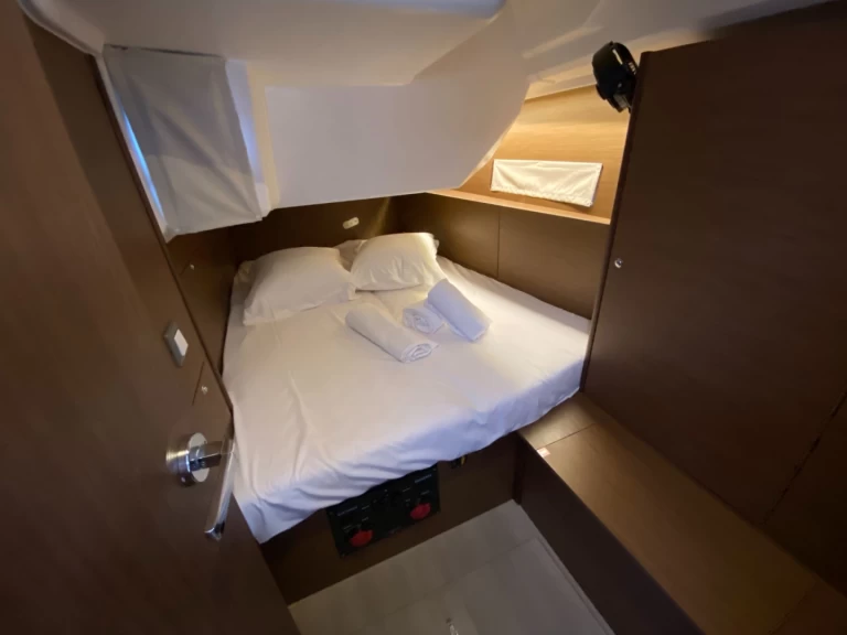 Wynajem Żaglowiec Bénéteau z patentem 