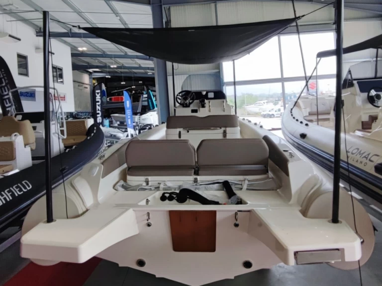 Wynajem Łódż półsztywna Lomac z patentem 