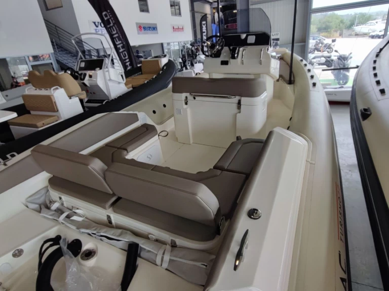 Lomac Lomac 700  między profesjonalistami a osobami prywatnymi w Ajaccio