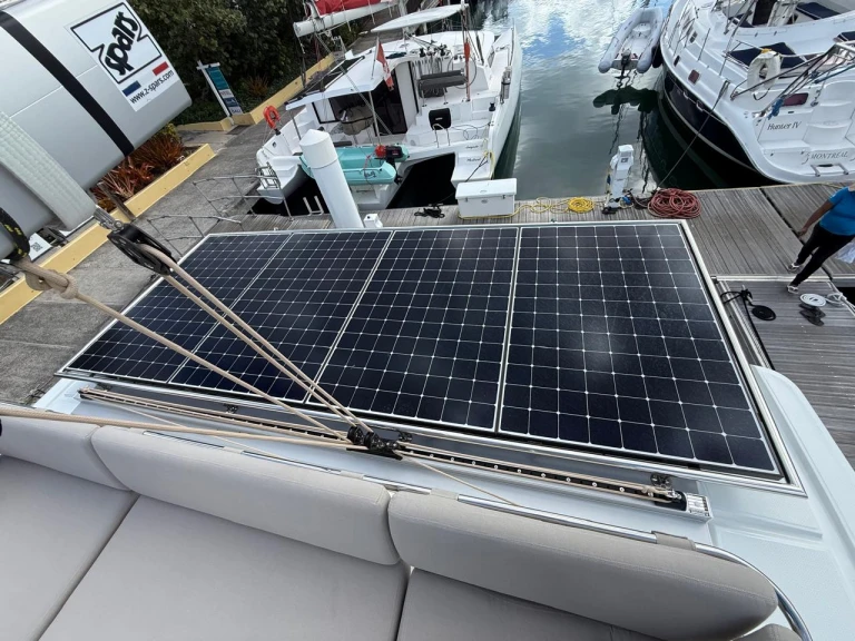 Fountaine Pajot Tanna 47 między profesjonalistami a osobami prywatnymi w Road Town