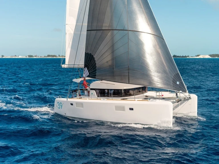 Katamaran do wynajmu w Port Vauban w najlepszej cenie