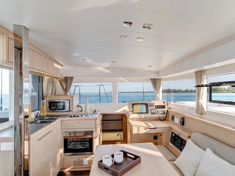 Lagoon Lagoon 39 między profesjonalistami a osobami prywatnymi w Port Vauban