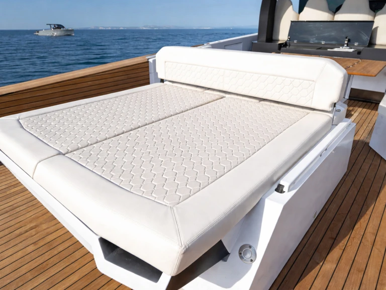 Maxim Max 44R między profesjonalistami a osobami prywatnymi w Ibiza Town