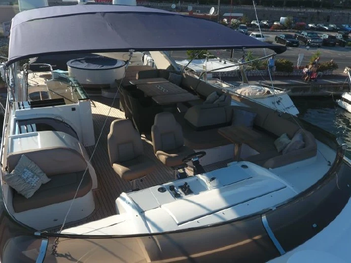 Luksusowy jacht do wynajmu w Port Vauban w najlepszej cenie