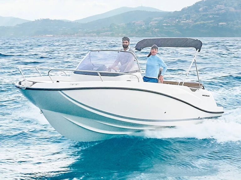 Quicksilver Activ 605 Sundeck między profesjonalistami a osobami prywatnymi w Cambrils